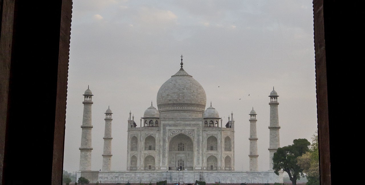 Permalink to Heading through the gate to the Taj Mahal